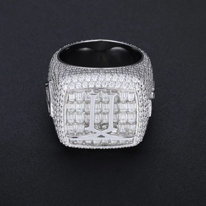 Anillo de Moissanita de Lujo, Plata 925, Anillo Baguette con Incrustaciones, Banda con Letras, Joyería Fina, Regalo para Todos - Product Image 2