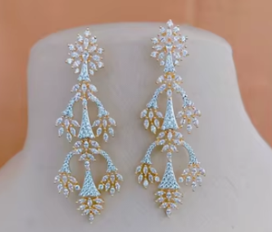 Superbes boucles d'oreilles en zircon doré élégant avec de belles pierres AD Shine pour femmes et filles pour une fête de mariage - Product Image 2