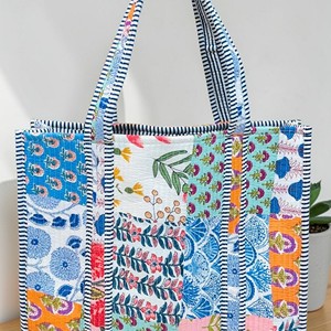 Bolso de mano de algodón acolchado con estampado floral hecho a mano, que ofrece un acolchado suave, durabilidad y un diseño espacioso para uso diario. - Product Image 1