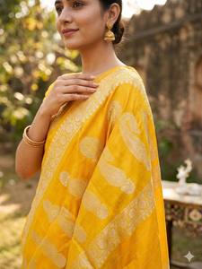 Sari Amarillo de Seda Orgánica Banarasi con Bordado Zari, Tradicional para Bodas Indias, Graduaciones, Fiestas en la Playa, Largo hasta el Suelo, para Mujer - Product Image 2