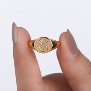 Anillo con Inicial S, Diamante Cultivado en Laboratorio Color E VS1, Anillo Sello de Oro Sólido de 14K, Joyería Personalizada con Monograma y Alfabeto - Product Image 1