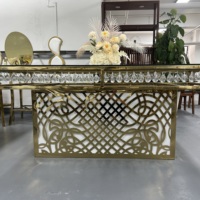 Table à manger en acier inoxydable avec plateau en verre épais et pendentif en cristal, base en piédestal découpée en spirale dorée