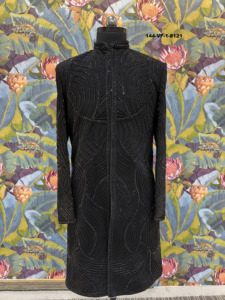 Costume Sherwani Triple Noir TR Lachka Base Noir Vortex Sculpté avec Bordures Architecturales et Broderies de Perles Brillantes - Product Image 4