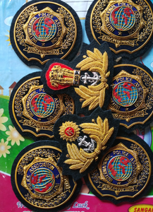 Écusson de blazer de luxe personnalisé brodé à la main en fils d'or, durable et tendance / Badge thermocollant ou à coudre de qualité supérieure - Product Image 5
