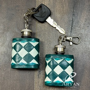 Mini Botella de Agua de Cuero a Cuadros Hecha a Mano con Clip, Llavero Portátil, Regalo Compacto para Viajes, Uso Diario y al Aire Libre - Product Image 1