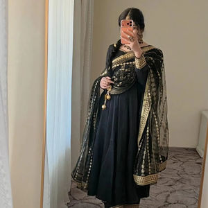 Elegante Vestido Largo Maxi Afgano Kuchi con Falda Acampanada Hasta el Suelo, Bordado Ornamentado en el Cuello y Estilo Tradicional - Product Image 1