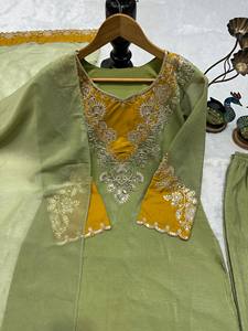 Conjunto Kurti Palazzo de Seda Crujiente para Mujer, Ropa Festiva Más Vendida, con Diseño de Bordado Calado, Disponible al Mejor Precio - Product Image 4