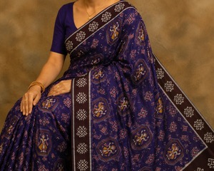 Elegante Saree de Seda Pura Color Rojo Carmesí con Patrón Ikat y Borde Negro, Saree Tradicional Indio para Fiestas, Bodas y Eventos Étnicos - Product Image 3