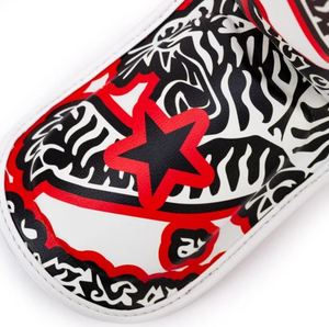 Protège-tibias Yokkao Muay Thai en cuir réglables blanc noir rouge imprimé tigre pour l'entraînement de boxe, équipement de protection toutes saisons - Product Image 6