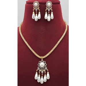 Elegante Juego de Collar y Pendientes de Zirconia con Acabado en Oro Blanco y Latón de Primera Calidad para Mujer, Ideal para Bodas - Product Image 1