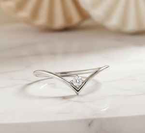 Anillo de Boda Minimalista en Forma de V con Corte Redondo de Moissanita, Anillo Curvo de Plata 925 Original con Baño de Oro para Mujer, Joyería de Boda - Product Image 2