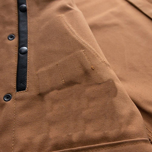 Chaleco de lona marrón para hombre con ribete de cuero acolchado, cuello redondo, sin mangas, estilo motero, para otoño - Product Image 4