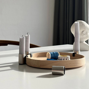 Plateau rond en bois pour bougies coniques avec quatre supports métalliques à clipser pour une décoration moderne de table. - Product Image 4
