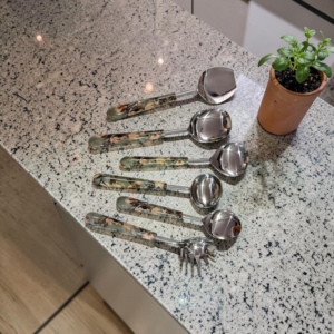 Ensemble d'ustensiles de service vintage en métal, 6 pièces, avec poignées à motifs, pour la cuisine - Product Image 2