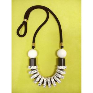Collier en résine et bois de cristal de qualité supérieure, accessoire de mode élégant pour les collections - Product Image 2