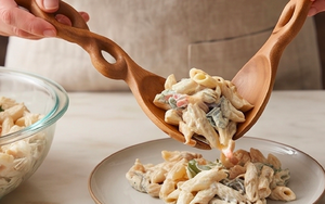 Ensemble de cuillères à salade en bois, poli à la main, design nordique, finition naturelle, pour la restauration et la cuisine - Product Image 6
