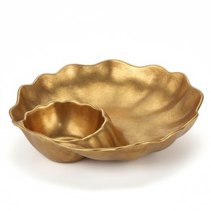 Plateau de service rectangulaire en bois et or avec bord perlé, design glamour pour apéritifs et collations, plateau à chips et sauce - Product Image 4
