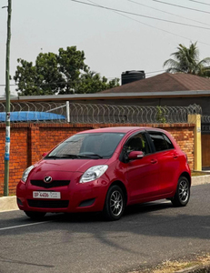 Toyota ASV Vitz 2010 en Perfectas Condiciones, Súper Limpio, Transmisión Automática/Manual Disponible, Volante a la Izquierda, Interior Oscuro - Product Image 2