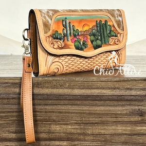 Cartera de cuero repujado estilo western para mujer, tipo clutch de piel de vaca, con diseño de cactus del desierto pintado a mano, estilo rodeo, con correa de muñeca - Product Image 1