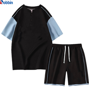 Conjunto de camiseta de manga corta con bloques de color blanco y negro para hombre, conjunto informal de verano, pantalones cortos de punto transpirables, ajuste holgado, unisex. - Product Image 6