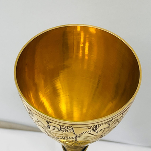 Gobelet à vin en laiton finition or avec gravure de feuilles détaillée, calice élégant conique pour cérémonie de mariage et occasions spéciales - Product Image 4