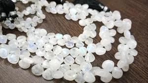 Cuentas de Piedra Lunar Arcoíris Blanca Natural de 6-12 mm en Forma de Corazón de 8 Pulgadas de Largo - Product Image 2