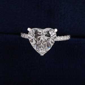 Bague classique tendance pour femme en argent sterling 925 plaqué rhodium, sertie d'un diamant de laboratoire de 2,50 carats, couleur D, taille brillant - Product Image 1