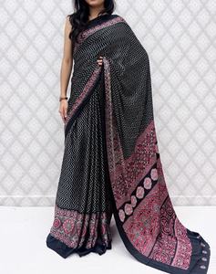 Sari en soie moderne de qualité supérieure, doux et élégant, avec un design de bordure traditionnel, et un chemisier non cousu assorti pour les fêtes - Product Image 3