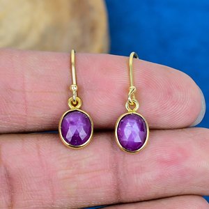 Pendientes de Gancho con Gema de Rubí Natural en Forma Ovalada, Acabado en Oro de 18k sobre Plata de Ley 925 - Product Image 2