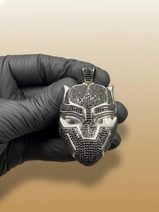 Colgante de Máscara de Pantera Negra de Plata de Ley 925 con Moissanita Iced Out de Corte Brillante Redondo, Colgante Unisex de Lujo Estilo Hip Hop - Product Image 3