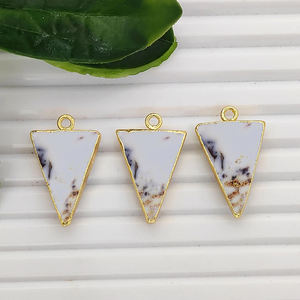 Charm de Ópalo Dendrítico en Forma de Triángulo, Electrochapado, Ópalo Dendrítico de 20x15mm, Chapado en Oro, Hecho a Mano, Conector para Joyería - Product Image 1