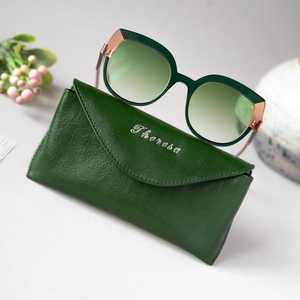 Estuche clásico para gafas de cuero color canela, protector de gafas acolchado suave, pedidos al por mayor para tiendas de óptica LGC-0035 - Product Image 2