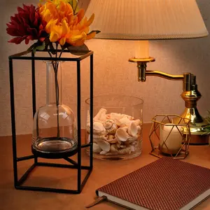 Vase à fleurs en fer doré de luxe pour décoration intérieure haut de gamme, vase décoratif doré pour projets de grande envergure - Product Image 1