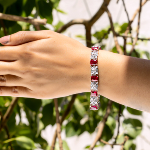 Elegante Pulsera de Oro Blanco con Diamantes de Corte Esmeralda y Piedras Laterales de Rubí, Conjunto de Joyería de Lujo para Mujer, Regalo de Boda - Product Image 5