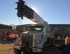 Grue de camion montée sur camion Peterbilt 365 de 2013, modèle AC38-127 de 2012, capacité de levage de 76 000 lb. - Product Image 2