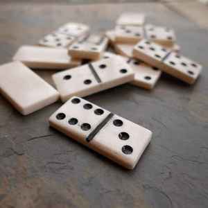 Jeu de dominos en résine blancs avec points noirs, forme irrégulière, objets d'art et de collection - Product Image 2