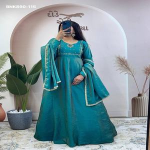 El mejor conjunto de vestido y dupatta de seda Vichitra con bordados a mano para festivales, proveedor de moda femenina de Surat a precio mayorista. - Product Image 1
