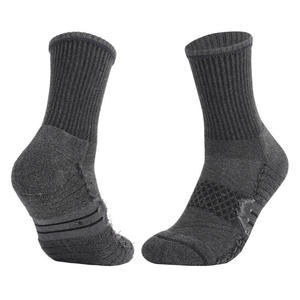 Chaussettes de sport en coton personnalisées de haute qualité pour hommes, avec logo brodé, antidérapantes, à compression, jetables, style mode et grip, pour OEM - Product Image 4