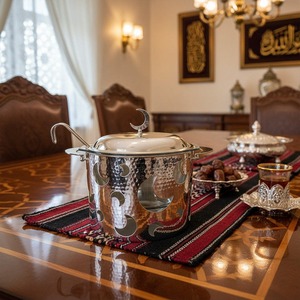 ชามซุปทรงพระจันทร์เสี้ยวสีเงินหรูหรา ทำจากสแตนเลสสตีล พร้อมดีไซน์ลายตอก และฝาแก้ว สำหรับบุฟเฟ่ต์รอมฎอน - Product Image 1