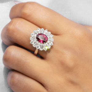 Anillo de Plata de Ley S925 con Granate Cultivado en Laboratorio, Diseño Ovalado con Halo de Diamantes CZ, Anillo de Cóctel para Mujer, Talla Estadounidense 6, Estilo JR106Y - Product Image 3