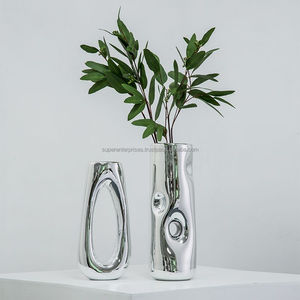 Vase à fleurs en métal minimaliste moderne, idéal pour la décoration intérieure contemporaine et les accents de style sophistiqués pour la maison - Product Image 2