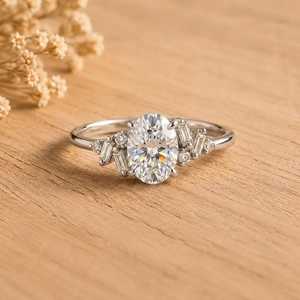 Bague de fiançailles en or massif avec diamant de laboratoire ovale de luxe, couleur E, clarté VVS, sertie de pierres latérales baguette et rondes, bague fine - Product Image 2