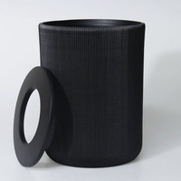 Poubelle moderne en métal noir côtelé avec couvercle, texture unique, poubelle ronde en fer pour bureau, salon, conteneur à déchets de luxe