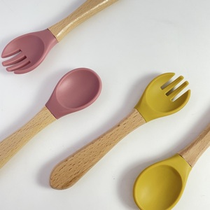 Juego de cuchara y tenedor de silicona para bebé con mango de madera, utensilios de alimentación para niños pequeños con punta suave, grado alimenticio, fácil de limpiar - Product Image 2