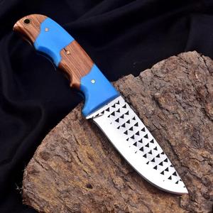Cuchillo de caza y desollado estilo vaquero occidental hecho a mano Nordic Forge de 9 pulgadas, hoja raspada personalizada con punta caída, grado industrial, madera de olivo azul - Product Image 3