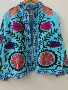 Veste brodée florale bohème bleue 100% coton Suzani pardessus avec finition en velours veste courte à motifs floraux d'hiver - Product Image 2