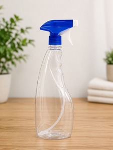 Bouteille pulvérisateur PET bleue de forme régulière avec pompe à gâchette, récipient durable pour le nettoyage et les applications domestiques, en vente - Product Image 1