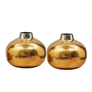 Ensemble de 2 vases à fleurs décoratifs modernes en fer forgé, or martelé, faits à la main, pour la décoration de la maison et du salon - Product Image 1