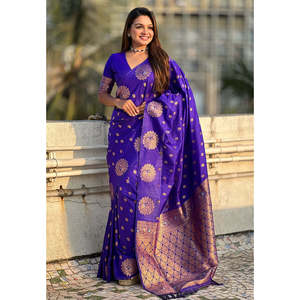 ผ้าซิ่นไหมนุ่มสีม่วงอ่อนลายทอแบบดูอัลซารี พร้อมขอบลายขนนกยูง - Product Image 1