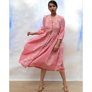 Robe longue en tricot rose unie/à carreaux pour femme, écologique, élégante, col en V, boutonnée sur le devant, avec manches bouffantes, silhouette ample - Product Image 3